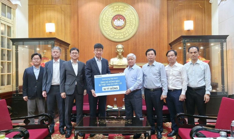 samsung vietnam donates vnd10 billion to support flood victims picture 1 samsung vietnam donates vnd10 billion to support flood victims picture 1