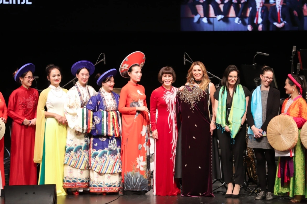 vietnamese ao dai shines at international concert in budapest picture 2 vietnamese ao dai shines at international concert in budapest picture 2