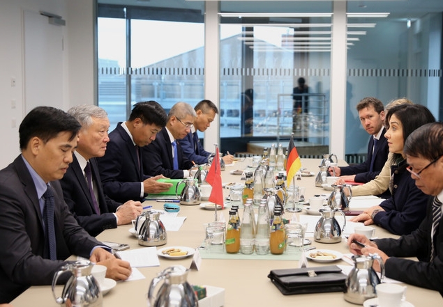 vietnam treasures multi-faceted cooperation with germany deputy pm picture 1