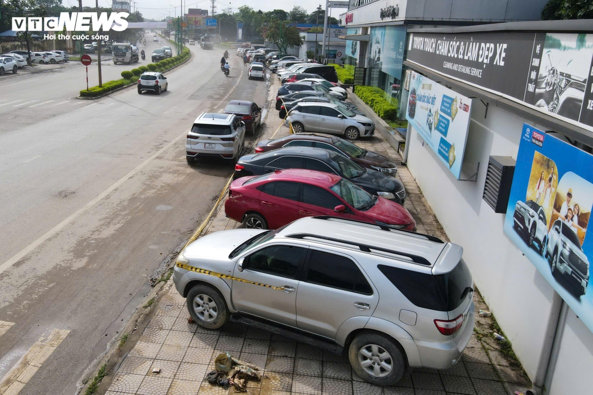 Ô tô thành cục sắt sau ngập lũ, chủ xe khốn đốn với chi phí sửa tốn trăm triệu