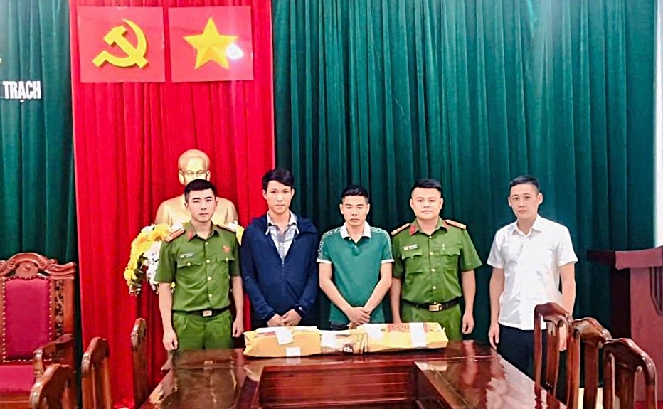 Dùng súng hơi khí nén đi bắn chim, 2 người bị khởi tố