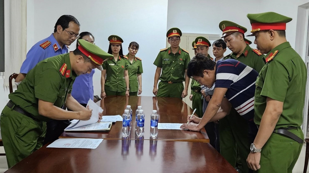 vu may tan soi hong van chua benh thu tien, bat them giam doc benh vien hinh anh 1