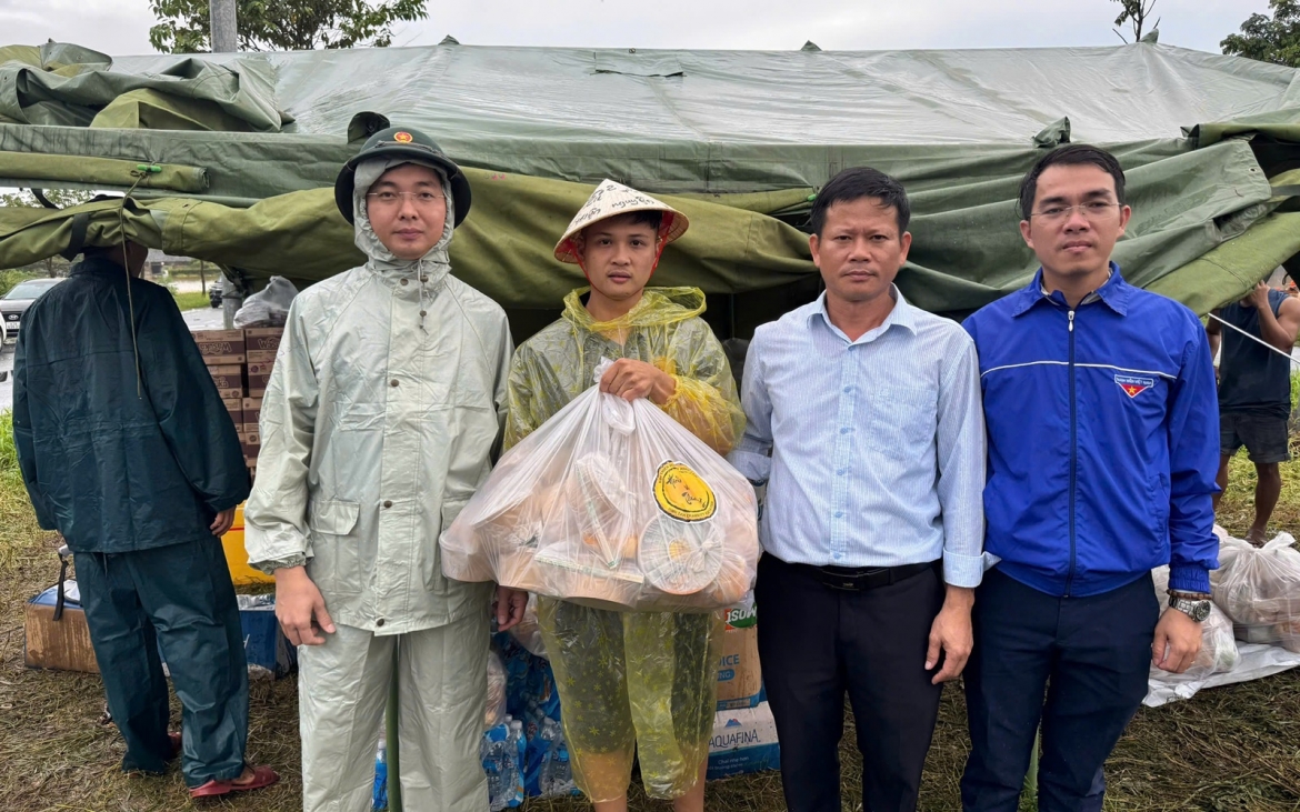 thanh nien, sinh vien ho tro nguoi dan khac phuc hau qua lu lut tai Da nang hinh anh 2