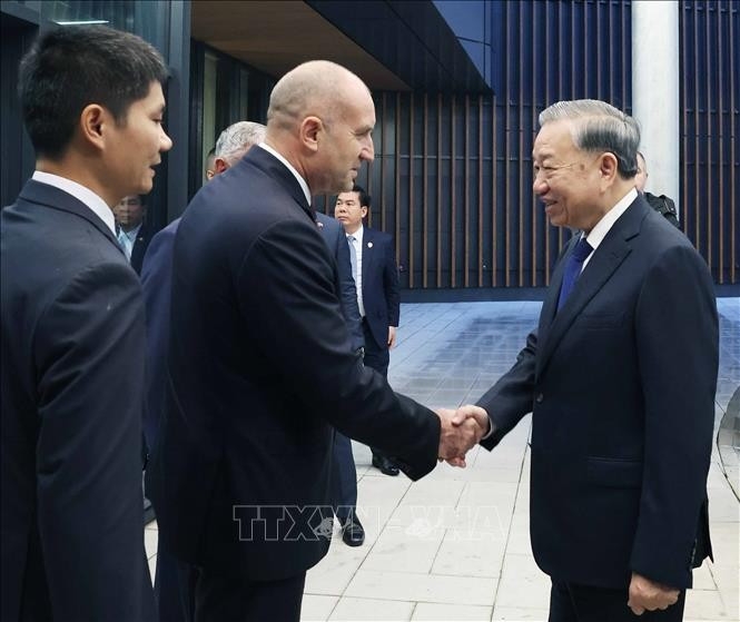 party chief visits bulgaria s samel-90 defence enterprise picture 1