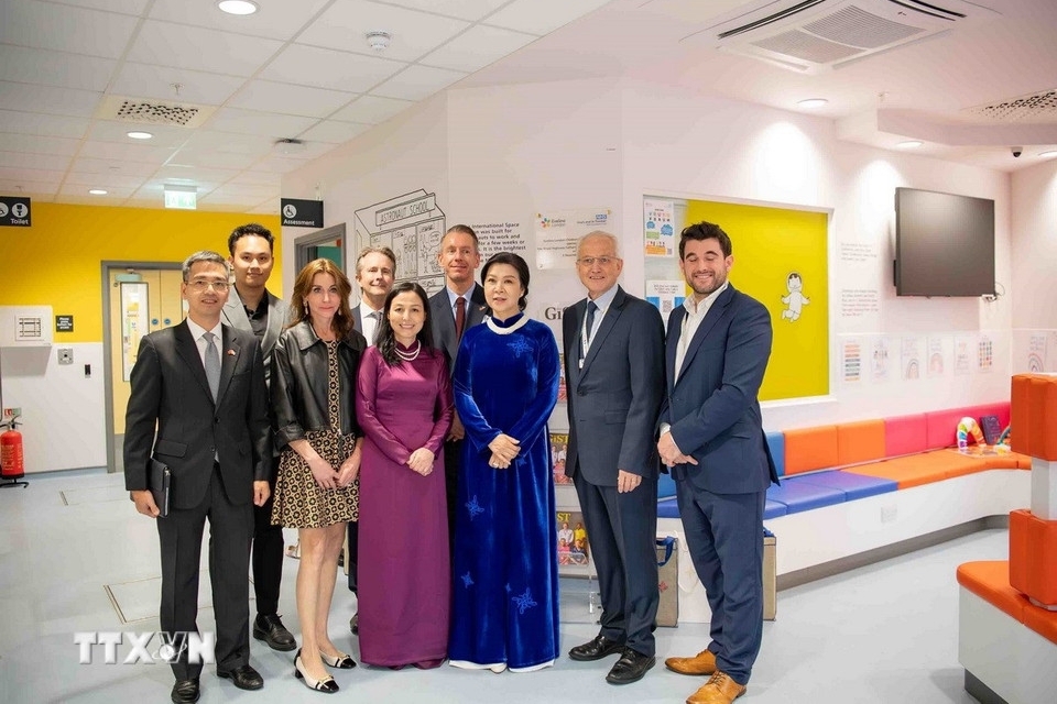 toan canh chuyen tham vuong quoc anh cua tong bi thu to lam va phu nhan hinh anh 19