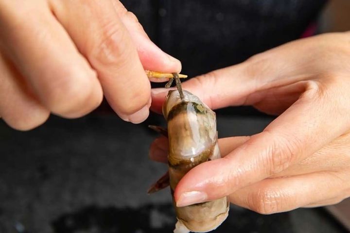 Đường chỉ đen trên lưng tôm là gì? Có nên ăn không?