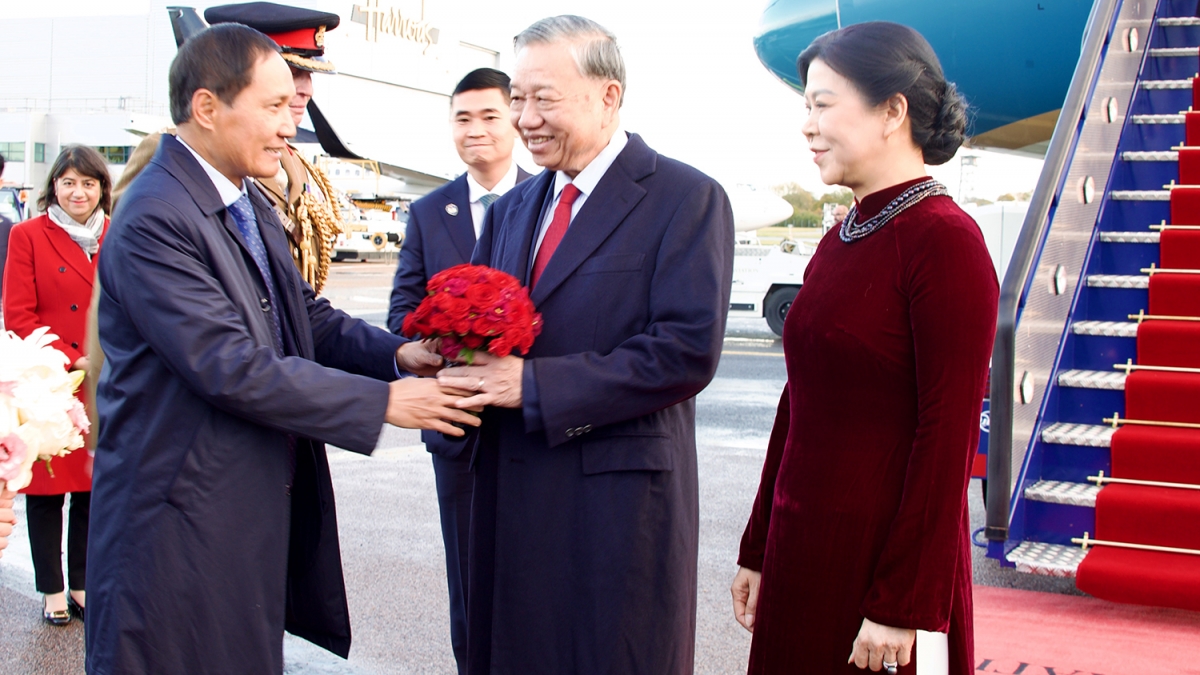 tong bi thu to lam va phu nhan den london, bat dau tham chinh thuc anh hinh anh 2