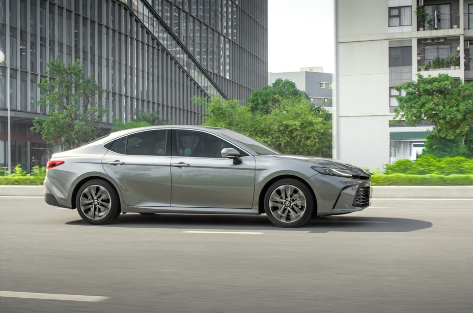 Uu dai 50 le phi truoc ba cho khach mua toyota camry trong thang 10 2025 hinh anh 1