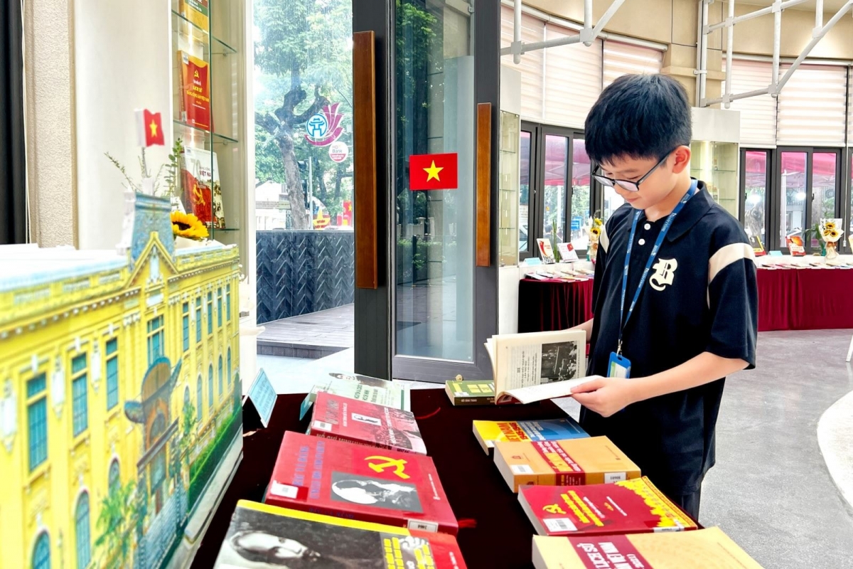 sac mau 80 nam doc lap, tu do, hanh phuc trong khong gian trung bay sach, bao hinh anh 2