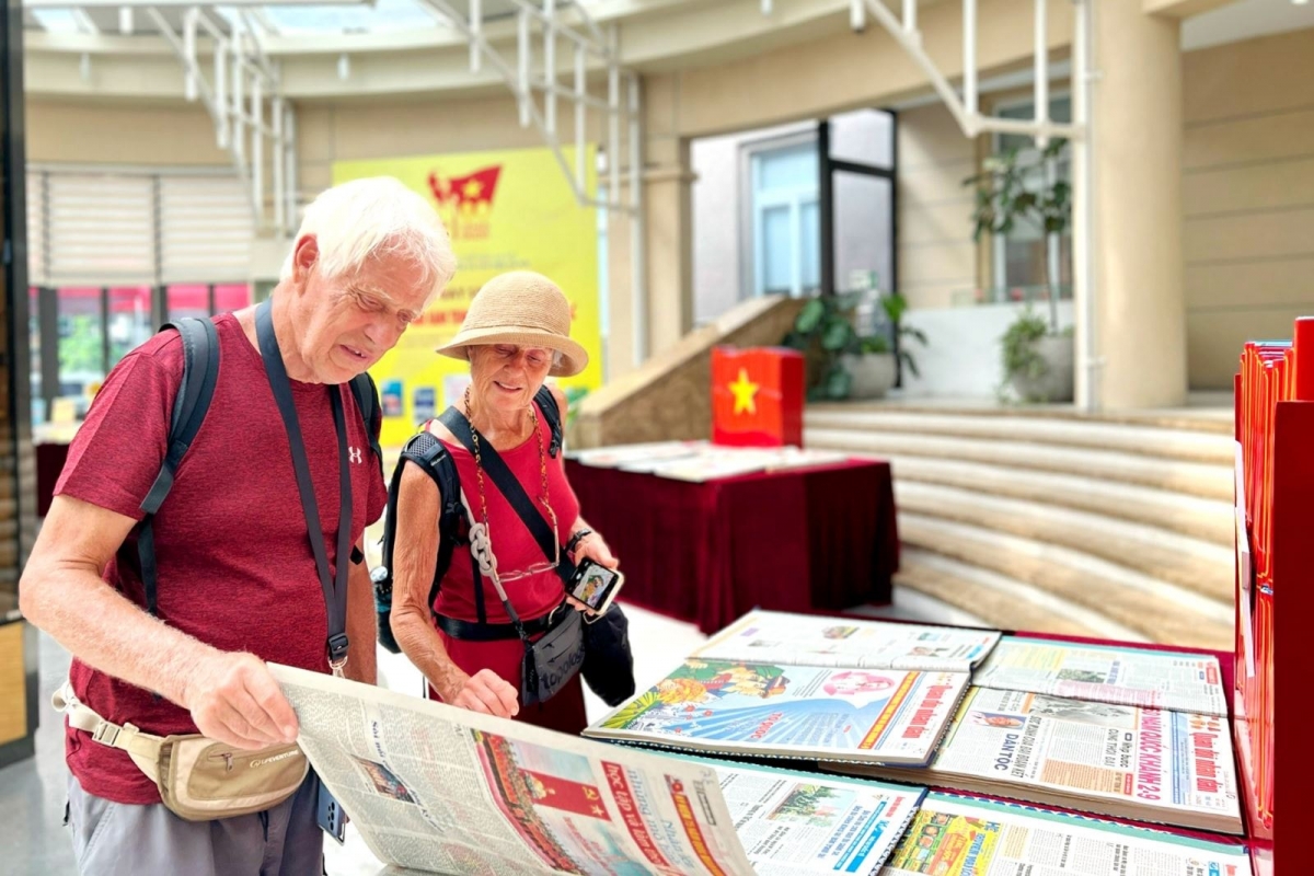 sac mau 80 nam doc lap, tu do, hanh phuc trong khong gian trung bay sach, bao hinh anh 3