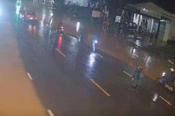 Xúc động giây phút Chủ tịch xã Đray Bhăng ngã xuống khi làm nhiệm vụ