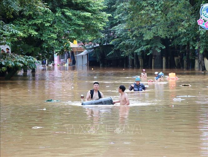 ngap lut nghiem trong o tuyen quang, hang nghin ho dan phai di doi khan cap hinh anh 2