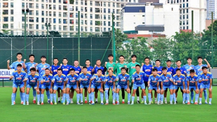 Vietnamese footballers train in UAE for SEA Games, Asian Cup
