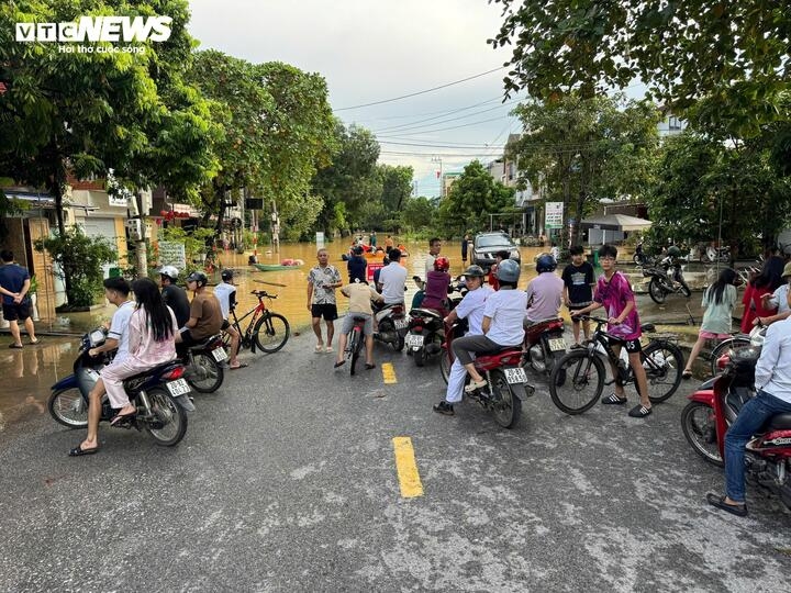 con gai bat khoc tim cha me gia mat lien lac giua ngap lut o thai nguyen hinh anh 1