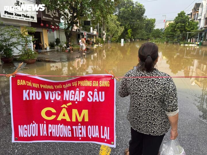con gai bat khoc tim cha me gia mat lien lac giua ngap lut o thai nguyen hinh anh 2