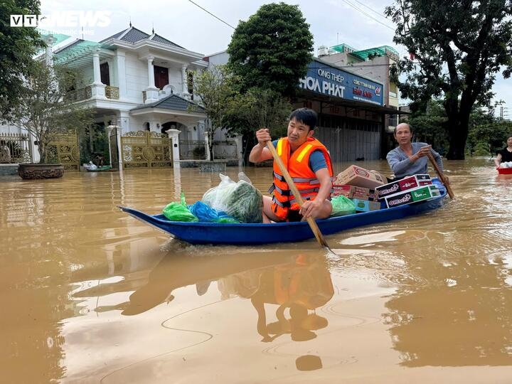 con gai bat khoc tim cha me gia mat lien lac giua ngap lut o thai nguyen hinh anh 5
