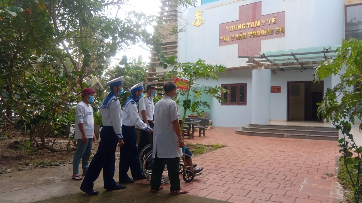 Dao truong sa cap cuu kip thoi ngu dan bi sot cao, viem phoi hinh anh 2
