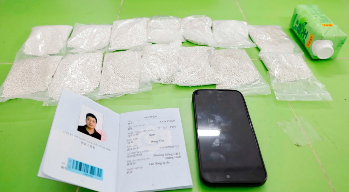 bat doi tuong van chuyen trai phep 8kg bac qua cua khau mong cai hinh anh 2