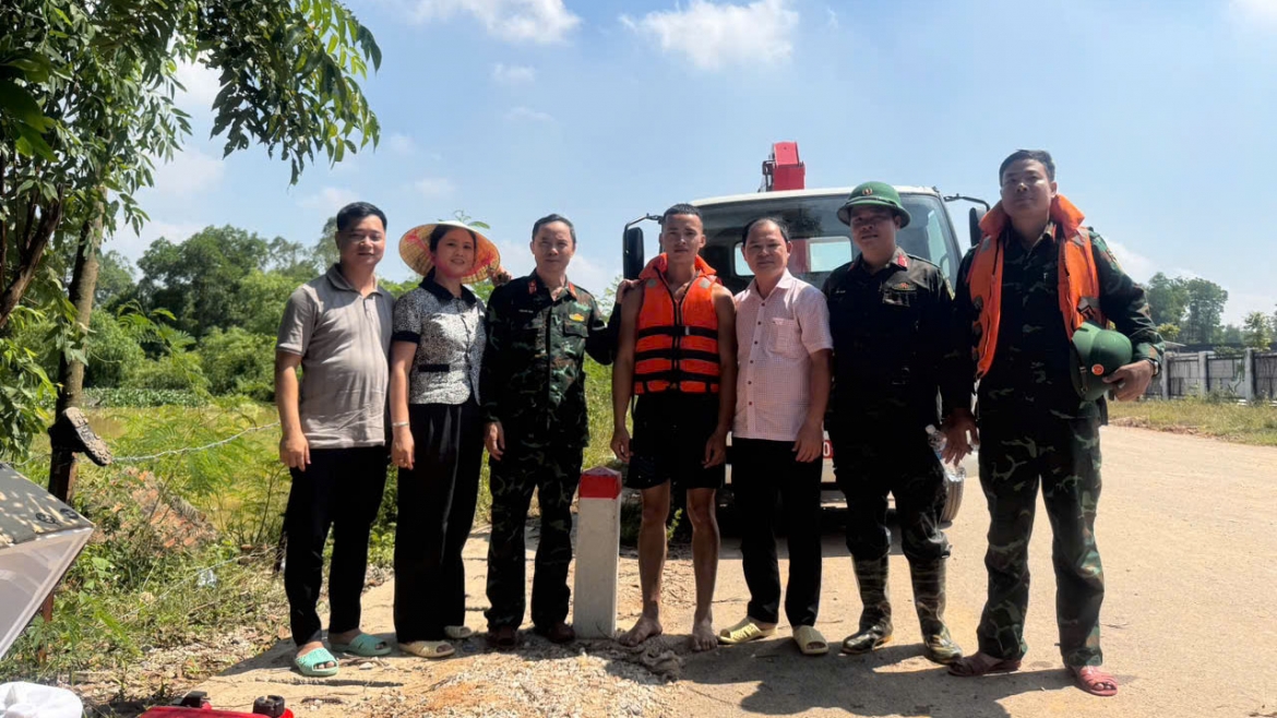 giua lu du, nguoi linh tre quen minh cuu dan hinh anh 2