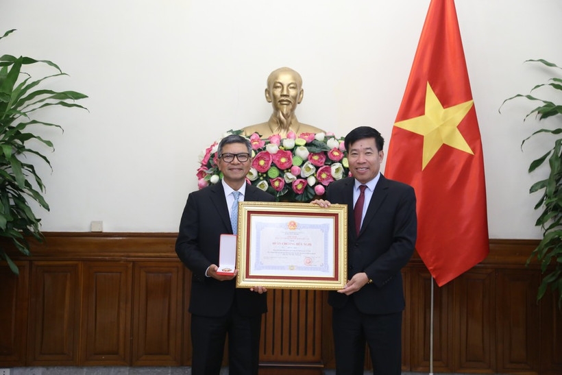 indonesian ambassador to vietnam presented with friendship order picture 1 indonesian ambassador to vietnam presented with friendship order picture 1