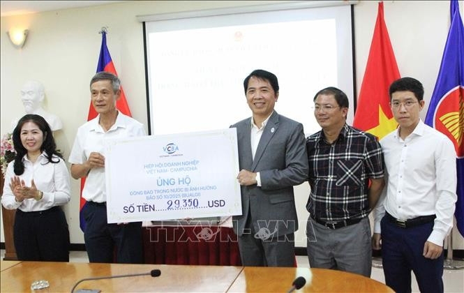 vietnamese community in cambodia joins hands to support flood victims at home picture 1 vietnamese community in cambodia joins hands to support flood victims at home picture 1