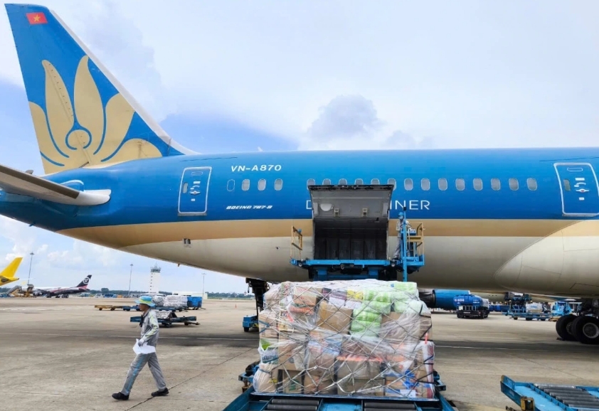 Vietnam Airlines offers free transport of relief supplies to central Vietnam
