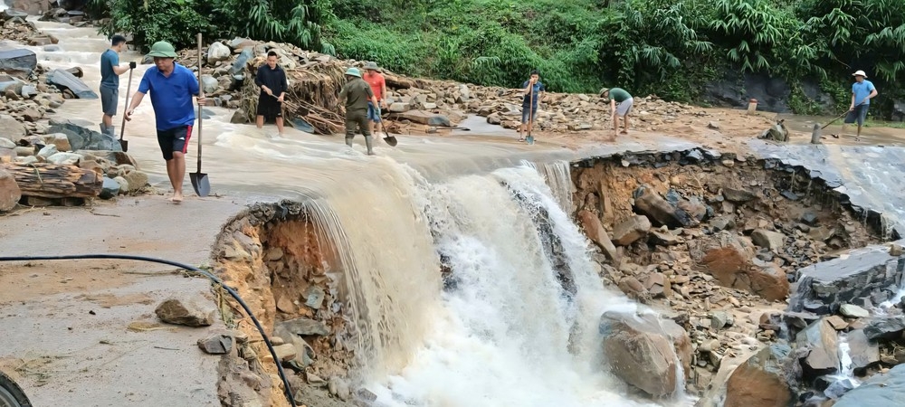 mua lon gay sat lo dat, lu lut tai quang ninh hinh anh 3