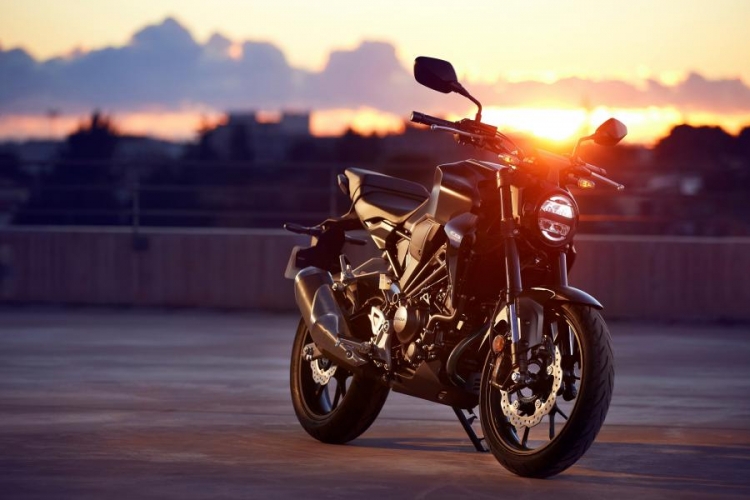 honda viet nam trieu hoi cb150r va cb300r do loi den pha hinh anh 1