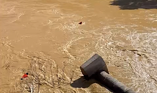 Vượt lũ qua sông làm ròng rọc cứu trợ hơn 1.400 người dân bị cô lập ở Nghệ An