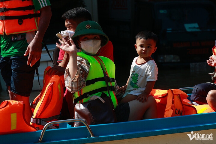 hai cu gia o ha noi len mai nha cau cuu va quyet dinh gap rut cua bi thu thon hinh anh 10