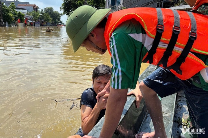hai cu gia o ha noi len mai nha cau cuu va quyet dinh gap rut cua bi thu thon hinh anh 2