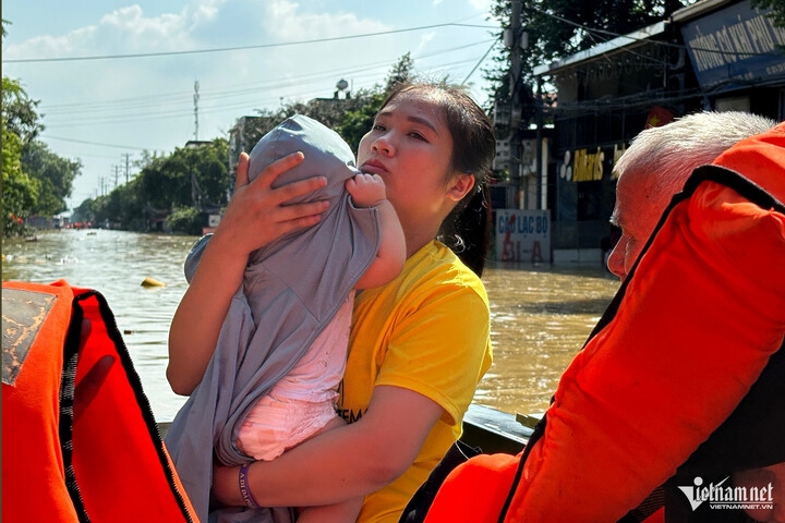hai cu gia o ha noi len mai nha cau cuu va quyet dinh gap rut cua bi thu thon hinh anh 5