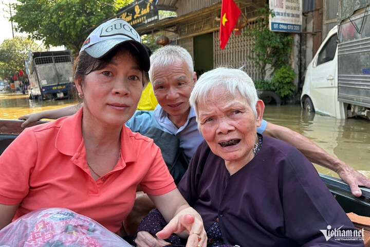 hai cu gia o ha noi len mai nha cau cuu va quyet dinh gap rut cua bi thu thon hinh anh 8