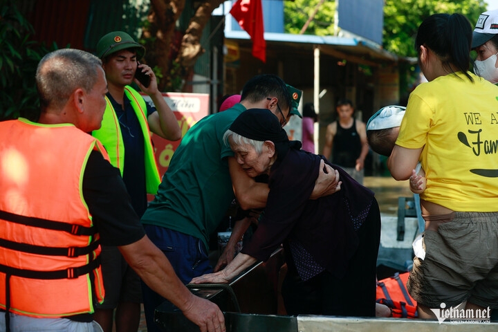 Hai cụ già ở Hà Nội lên mái nhà cầu cứu và quyết định gấp rút của bí thư thôn