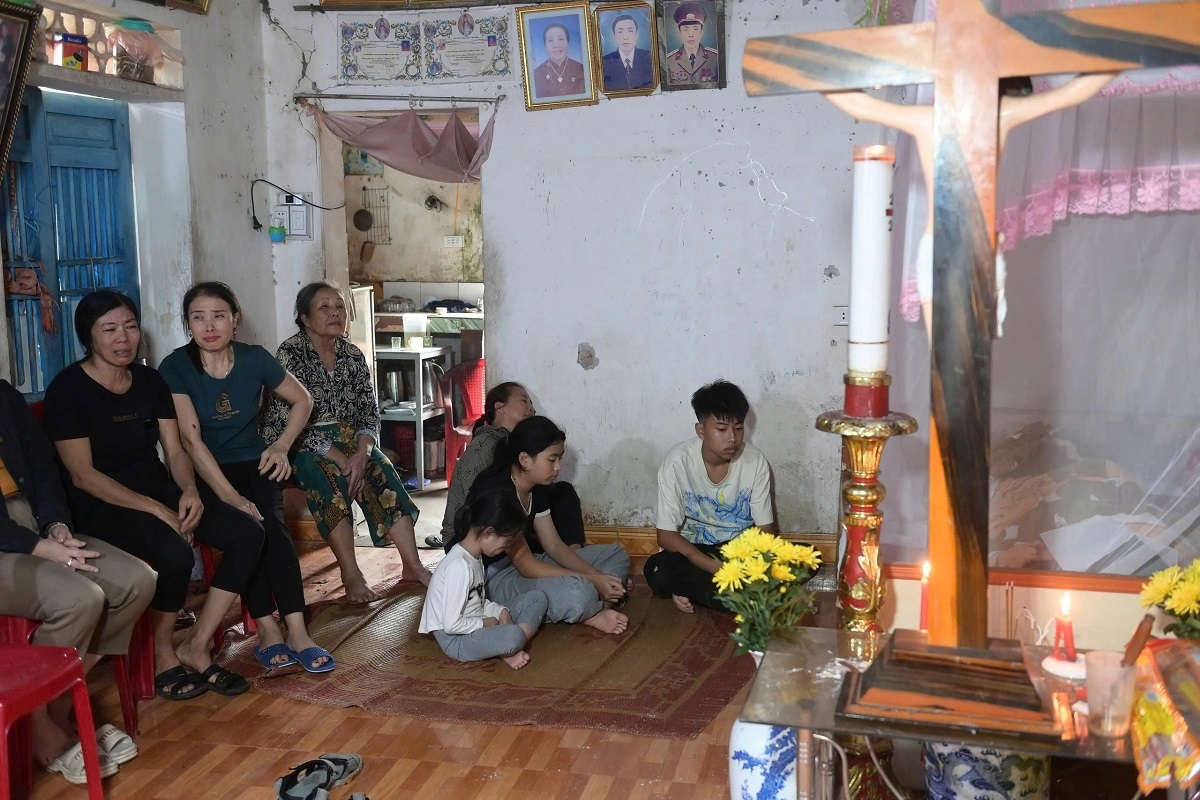 Đêm bão kinh hoàng ở Ninh Bình: Tang thương bao trùm, những đứa trẻ bơ vơ mất mẹ