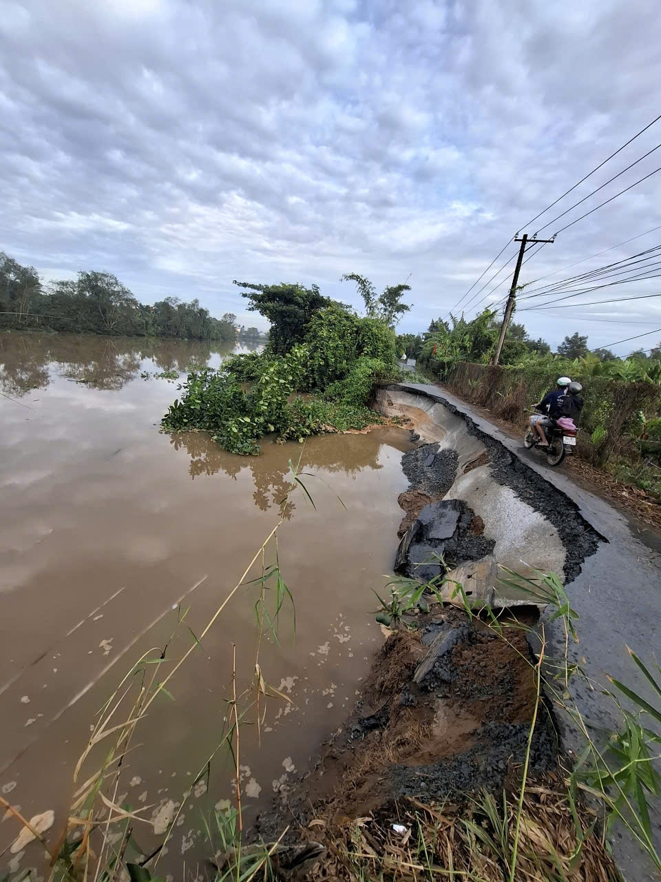 Sạt lở ven sông Ba Rài uy hiếp đường giao thông ở Đồng Tháp