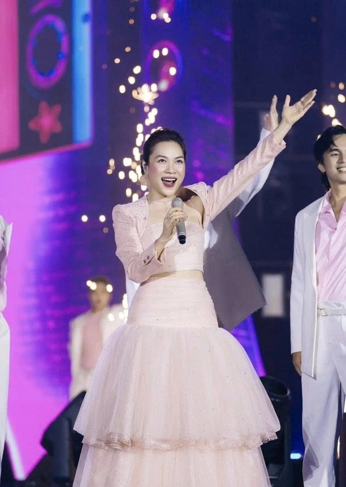 sao viet 8 10 hoa hau ngoc han khoe con trai hon 1 thang tuoi hinh anh 4