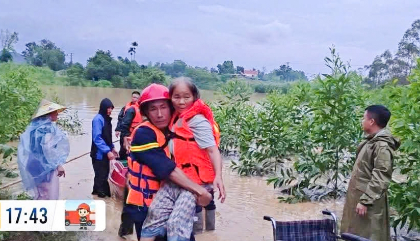 giai cuu 11 nguoi bi mua lu co lap o thon rung dai tu thong tin keu cuu tren mang hinh anh 2