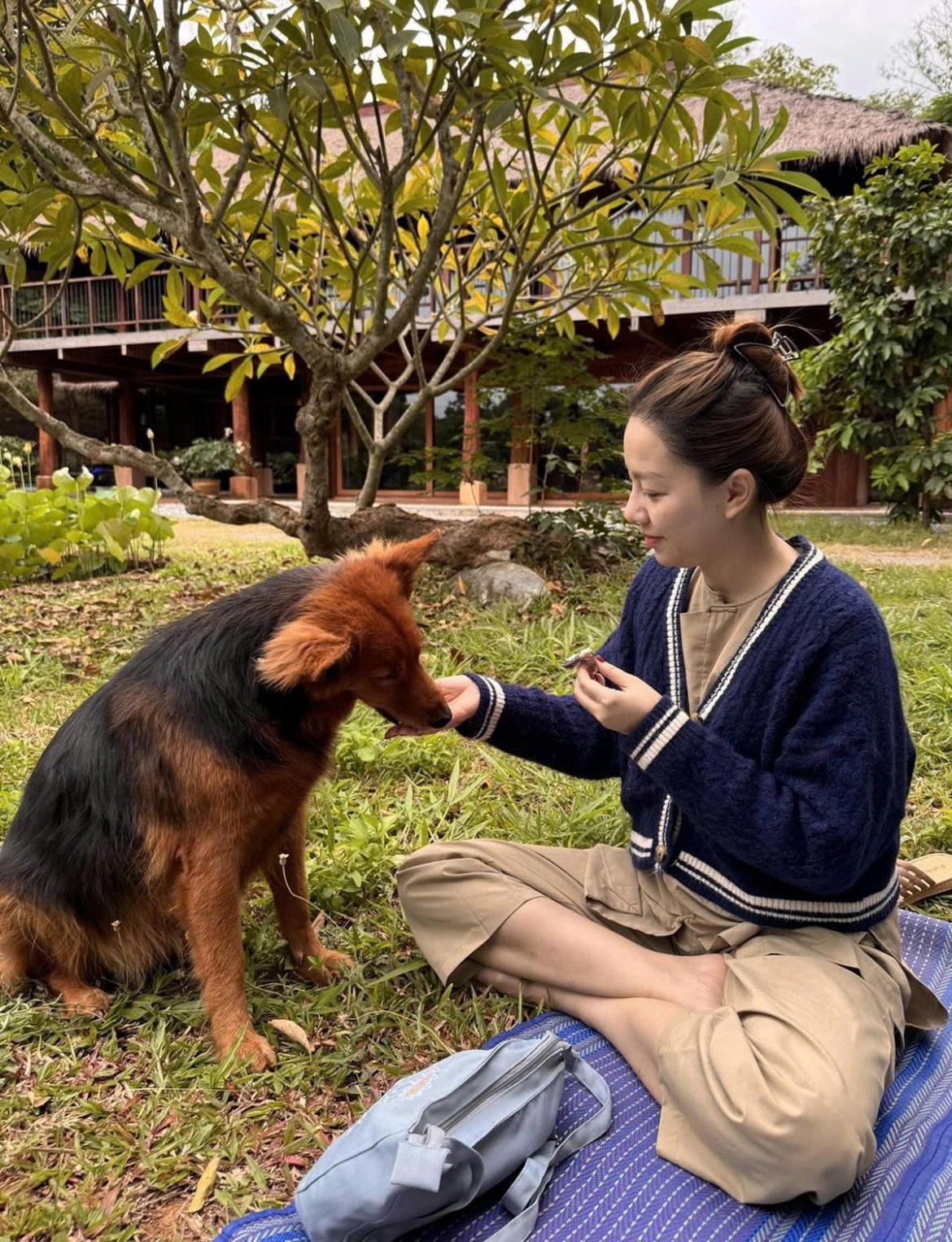 sao viet 9 10 huong giang dep diu dang trong ta ao dai tai chau Au hinh anh 4
