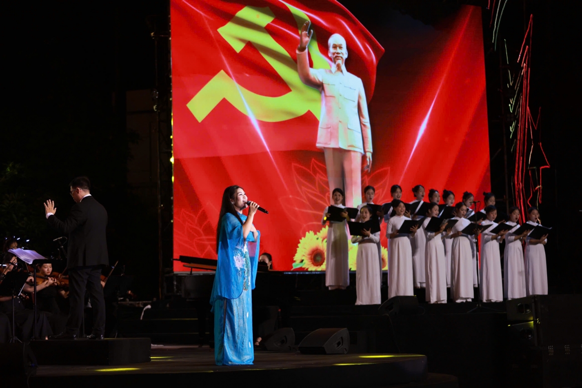hoanh trang chuong trinh nghe thuat mung Dai hoi Dang bo ha noi hinh anh 2
