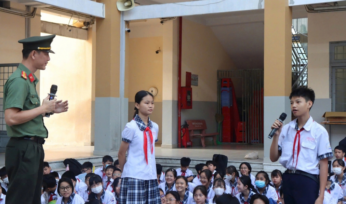 nguoi chien si cong an tan tam di dan nho, o dan thuong hinh anh 3