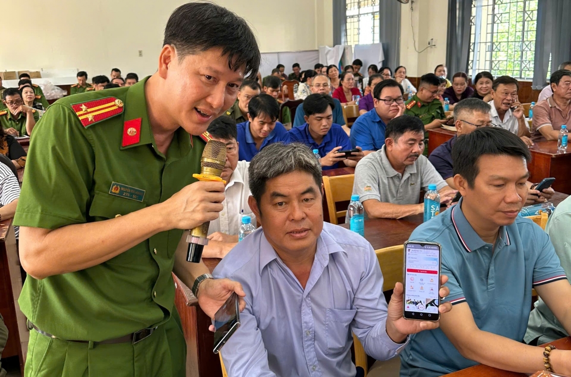 nguoi chien si cong an tan tam di dan nho, o dan thuong hinh anh 1