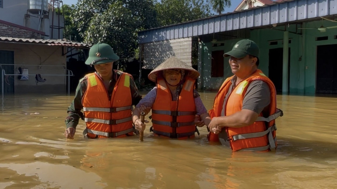 giua lu du, nguoi linh tre quen minh cuu dan hinh anh 4