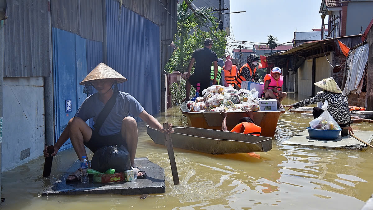 Yên Phú, Hà Nội: Nước ngập đến bàn thờ, người dân vẫn bám trụ giữ nhà