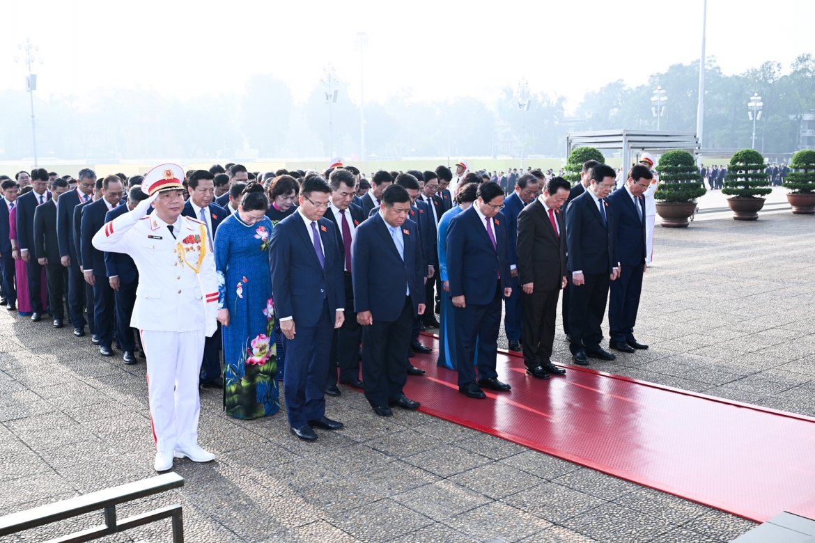 Đoàn đại biểu dự Đại hội Đảng bộ Chính phủ vào Lăng viếng Chủ tịch Hồ Chí Minh