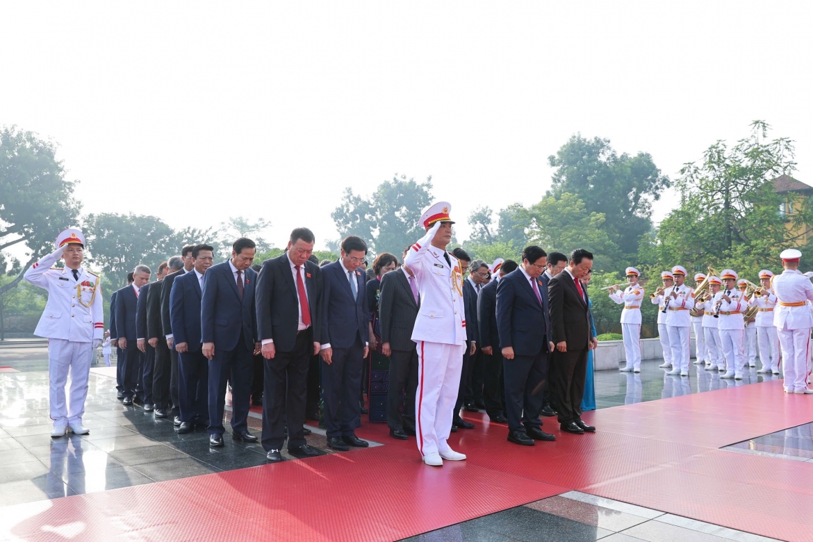 Doan dai bieu du Dai hoi Dang bo chinh phu vao lang vieng chu tich ho chi minh hinh anh 5