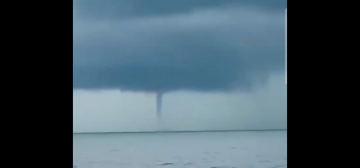 Xuất hiện vòi rồng cao hàng trăm mét trên vùng biển Ninh Bình