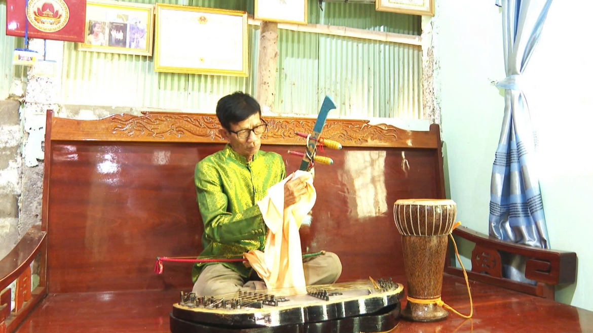 nghe nhan uu tu lam huol canh chim ben bi cua am nhac khmer hinh anh 1