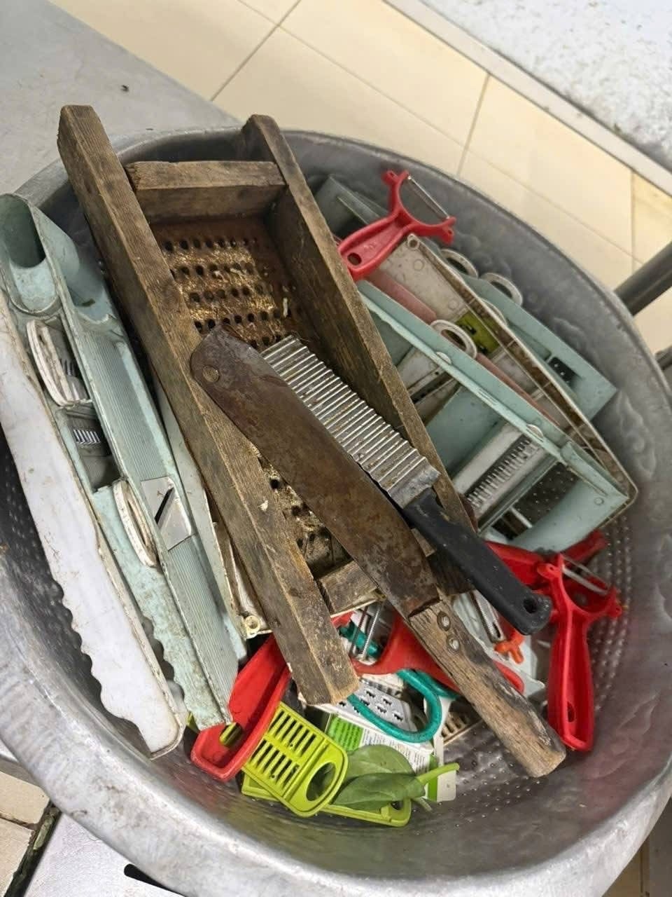 Phụ huynh “tá hỏa” phát hiện trứng cút bốc mùi tại bếp ăn trường tiểu học ở Hà Nội