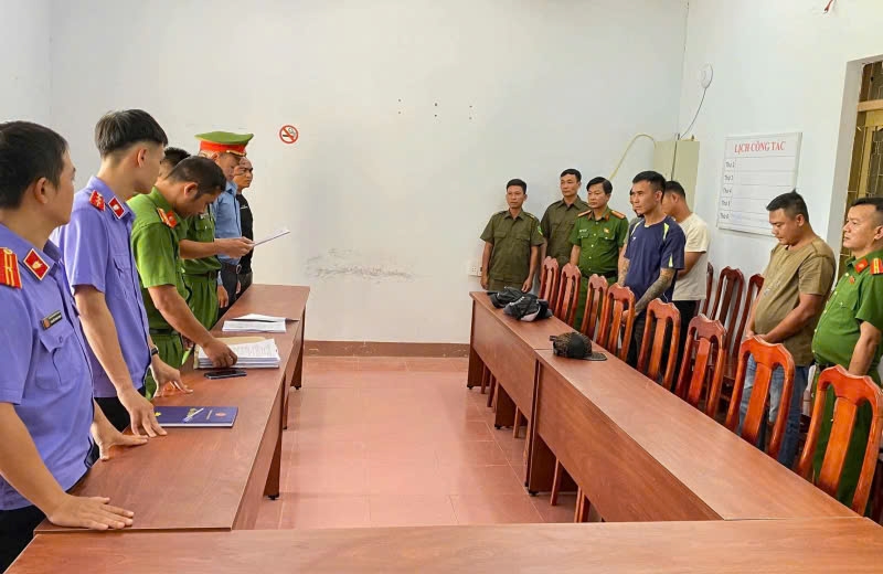 Tranh giành khách, 4 đối tượng chặn xe đánh tài xế trọng thương